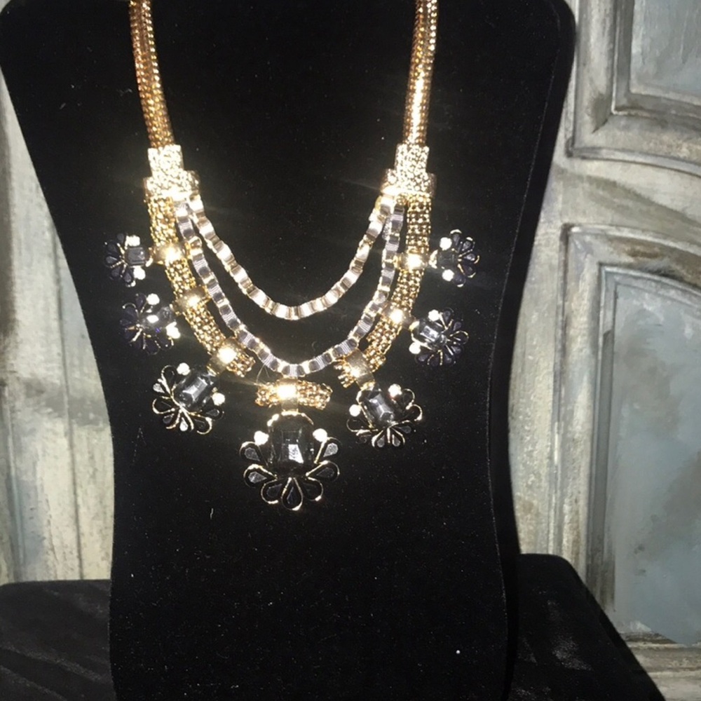 NWT beautiful statement necklace